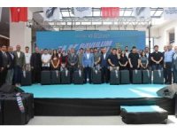 Depremzede öğrencilerin üniversite yolundaki ilk biletlerini ve bavullarını Hatay Büyükşehir Belediyesi hediye etti