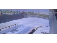 Kaza anı kamerada: Traktörle çarpışan otomobildeki 1 kişi öldü, 3 kişi yaralandı