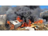 Hurda araçların alev alev yandığı yangına kova ve hortumlarla müdahale ettiler