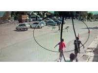 Köpeklerden kaçarken yere yığılan çocukların yardımına vatandaşlar yetişti