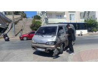 Manavgat’ta kamyonetle çarpışan motosikletin sürücüsü yaralandı