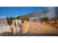 Yol kenarındaki yangını gören tatilci aile alevlere yangın tüpüyle müdahale etti