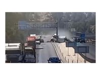 Tır ve dorsenin ayrılıp, yoldaki bariyeri yerinden koparan feci kaza kamerada