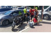Otomobille çarpışan motosiklet sürücüsü genç kız kafasındaki kask sayesinde kazayı hafif atlattı