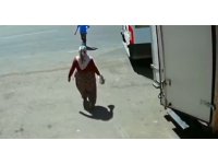 İş makinesinin kardeşlere çarptığı kaza anı güvenlik kamerasında