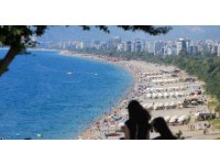 Termometreler 37 dereceyi gösterdi, yazın son günlerinde Antalya sahilleri doldu taştı