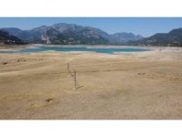 Barajda su seviyesi yüzde 10’a düştü: Çoraklaşan bölgeye voleybol direği diktiler