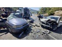 Antalya’da iki otomobilin çarpıştığı feci kazada 8 yaralı