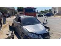 Antalya’da otomobil trafoya ve otobüs durağına çarptı: 1 yaralı