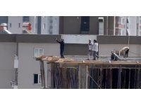 Otomobilden müzik sesi duyan işçiler 10. katta halay çekti