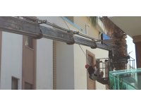 Ağaç budanması için kiralanan vinç yan yattı