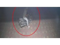 Rahatlığıyla pes dedirten hırsız, saniyeler içerisinde motosiklete kendi malı gibi binip gitti