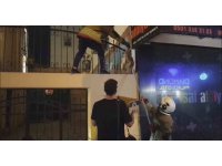 Demir korkulukta mahsur kalan kediyi itfaiye kurtardı