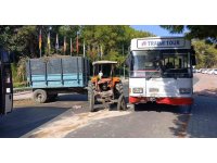 Safari için yolcu toplayan otobüs ile otelden çıkan traktör çarpıştı: 1’i turist 2 yaralı