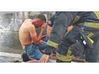 Üzerine döktüğü benzin gözlerinden ediyordu