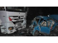 Tır ile otomobil kafa kafaya çarpıştı: 3 ölü