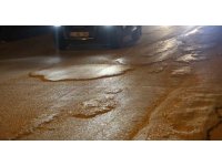 Seyir halindeyken yola beton döken mikser, vatandaşları çileden çıkarttı