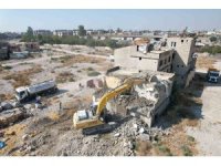 Mersin’de 2 katlı metruk bina kontrollü şekilde yıkıldı