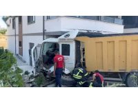 Mersin’de hafriyat kamyonu apartman balkonuna girdi: 1 yaralı