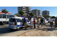 Kucağına aldığı oğluyla yolun karşısına geçerken otomobil çarptı: 1’i ağır 2 yaralı