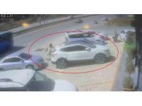 Park halinde hareket eden aracı tek eliyle durduran kadın faciayı önledi