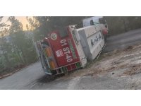 Orman yangınına müdahaleden dönen su tankeri devrildi