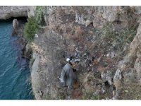 Antalya’da 40 metrelik falezlerde temizlik operasyonu