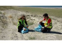 Kuraklıkla boğuşan Burdur Gölü sahilinde gönüllüler çöp topladı