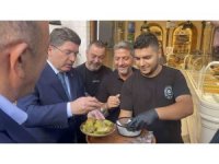 Bakan Tunç’a Antalya’da esnaf sevgisi: Tatlı ikramı ve Antalyaspor atkısı