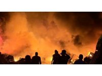 Alevlere teslim olan hurdalık alanda çıkan yangın geceyi aydınlattı