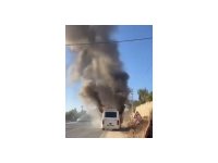 Sürücü yolcuları tahliye etti, minibüs alev alev yandı