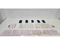 O anlar kamerda: Kuyumcuları sahte altınla dolandırdılar, yakalandılar