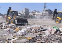 Akdeniz Belediyesi 4 mahalleden 20 kamyon atık topladı