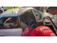 Otomobilde sıkışan yaralıyı itfaiye erleri kapıyı keserek kurtardı