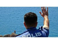 Falezlerden tehlikeli atlayış keyfine, polisin ‘atlarsan karakola götürürüm’ sözü engel oldu