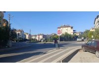 ‘Dur’ levhasına rağmen durmayan motorlu bisiklet otomobile çarptı: 1 yaralı