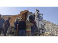 Hafriyat dökerken devrilen kamyonun sürücüsü yaralandı