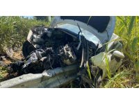 Yoldan çıkan otomobilin motoruna demir bariyer saplandı: 1 yaralı