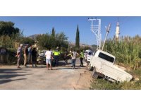 Serik’te otomobil ile kamyonet kafa kafaya çarpıştı: 2 yaralı