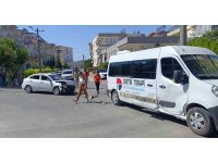 Manavgat’ta okul servisi ile otomobil çarpıştı: 2 yaralı