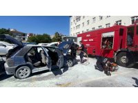 Hastane otoparkında park halindeki otomobil yanarak kullanılamaz hale geldi