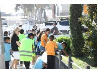 Osmaniye’de öğrenciler caddede yere atılan sigara izmaritlerini topladı