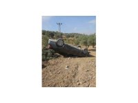 Hatay’da zeytin bahçesine uçan otomobildeki 3 kişi yaralandı