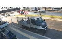 Kaza yapan motosikletlinin araç altında kalmaktan son anda kurtuluşu kamerada