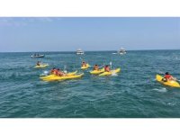 Öğrenciler atık malzemelerden yaptıkları teknelerle yarıştılar