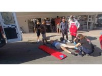 Otomobille çarpışan motosikletli metrelerce savruldu: O anlar kamerada