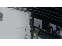 Kapısı açık hareket eden minibüsten öğrenci düştü