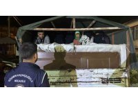 Göçmenleri kamyonet kasasında gizleyerek taşıyan şahıs yakayı ele verdi: 20 göçmen yakalandı