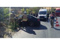 Yol kenarına devrilen otomobilin sürücüsü yaralandı