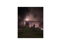 Antakya’da alevlere teslim olan iş yeri kullanılmaz hale geldi